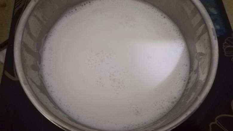 自制椰浆&椰蓉,上一部过滤出来的椰浆其实就已经可以喝了,不过如果怕不卫生可以再去煮沸,如果觉得不够甜可以加糖