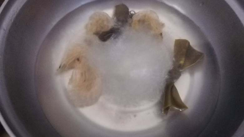 菌类料理+海味杂菇汤,水开后就要马上关火,做法其实和日式料理中的出汁是一样的