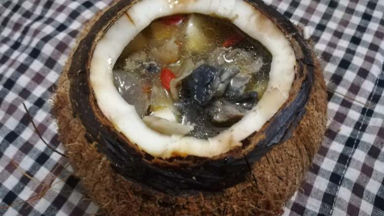 原盅椰子炖乌鸡
