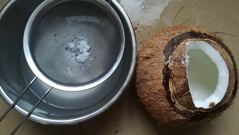 原盅椰子炖乌鸡,敲开顶壳，切开椰子肉，椰汁水过滤出渣，放一旁备用。椰子在买的时候可以让老板帮你撬开，说是炖汤用的基本都知道
