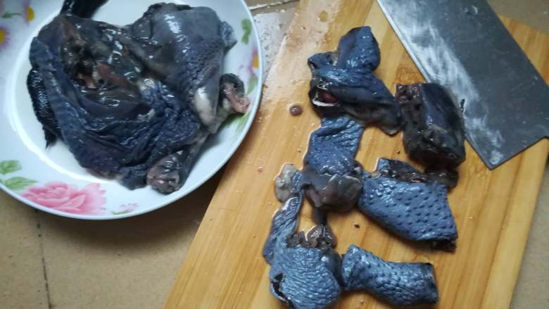原盅椰子炖乌鸡,乌鸡只用了一只鸡腿，剩下的洗净斩块下次煲汤用