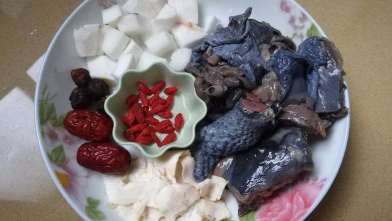 原盅椰子炖乌鸡,淮山也去一下水过掉粉末，煮的时候糖才会清澈