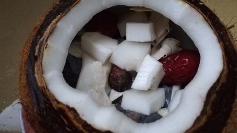 原盅椰子炖乌鸡,在把刚刚的椰子肉放入