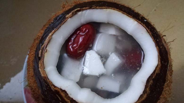 原盅椰子炖乌鸡,倒入椰子水，这时应该会剩下1/3，可以之后再加入