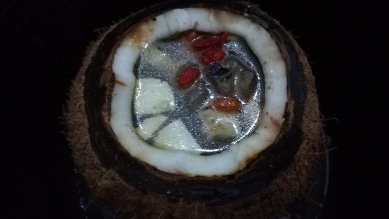 原盅椰子炖乌鸡,最后煮好后加点盐和枸杞再焖几分钟即可