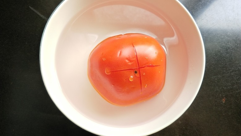 番茄肉丝煮年糕,<a style='color:red;display:inline-block;' href='/shicai/ 59'>番茄</a>划十字,放开水中烫一下 好去皮。