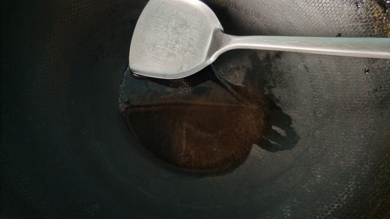 番茄肉丝煮年糕,锅内放油,烧热。
