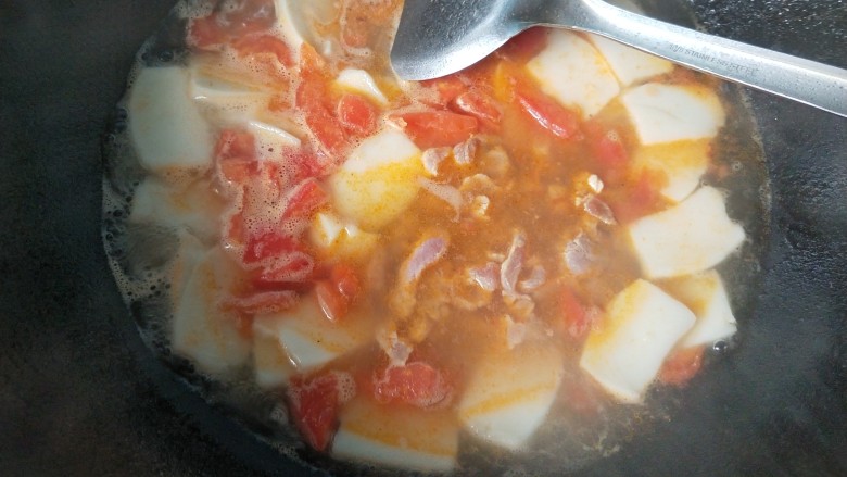 番茄肉丝煮年糕,放入肉丝,放盐。
