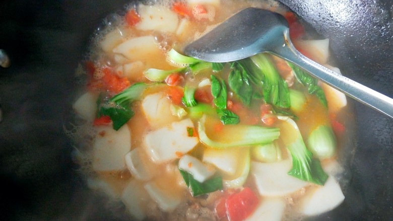 番茄肉丝煮年糕,放入<a style='color:red;display:inline-block;' href='/shicai/ 756'>鸡精</a>,可以出锅啦!