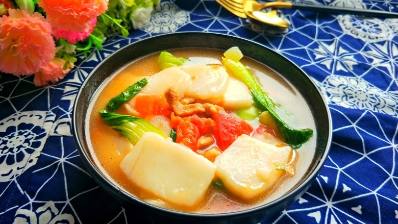 番茄肉丝煮年糕,装入碗中,美美哒!