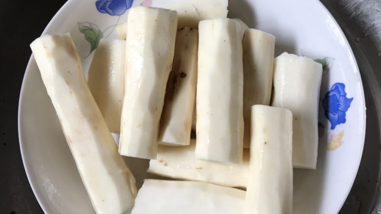 铁棍山药芝士包,去皮切小段,上蒸笼蒸熟压成泥
