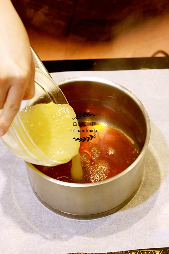蔬菜鲜虾天妇罗,先做酱汁。味霖放锅里小火煮沸,然后倒入浓口酱汁和<a style='color:red;display:inline-block;' href='/shicai/ 845'>高汤</a>后再小火煮沸,放凉后加入白萝卜泥和姜蓉即可。特别说明一下,白萝卜泥和姜蓉都是生的,不用煮,直接放入上述酱汁拌匀即可。