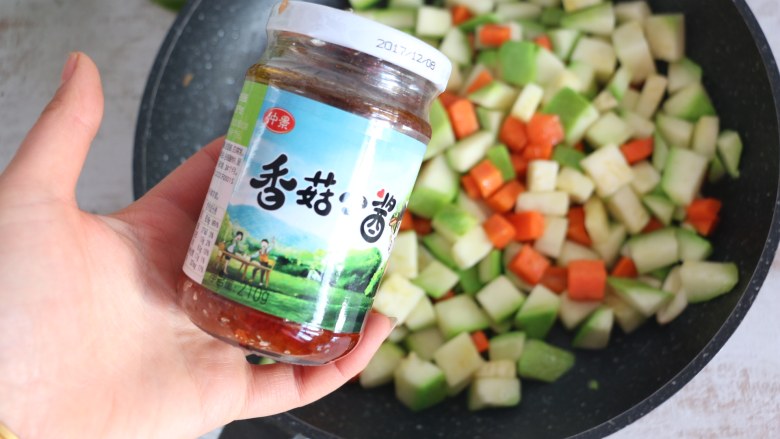 香辣小炒,加入两勺香辣香菇酱继续翻炒。