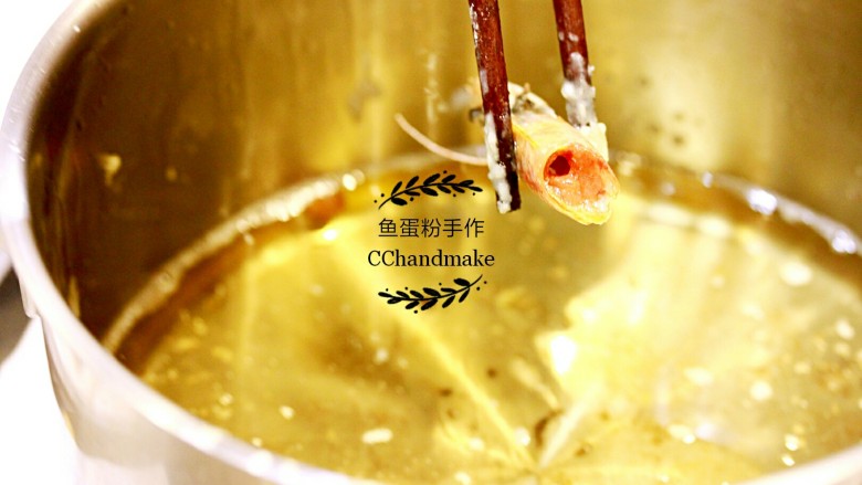 蔬菜鲜虾天妇罗,色拉油倒入锅里,加热到大概180度,筷子插入锅里有均匀气泡。先炸虾头,虾头不用裹面衣,炸至酥脆即可。