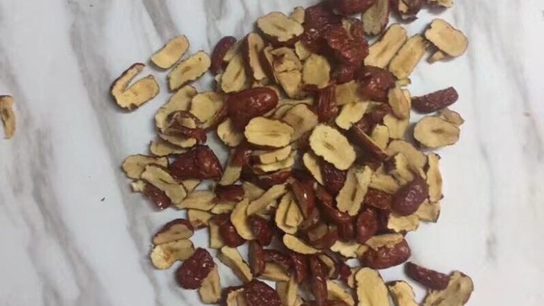 核桃红枣蛋糕,红枣切碎,放入蒸锅中蒸熟,放入料理机内,加少许水搅拌成泥。