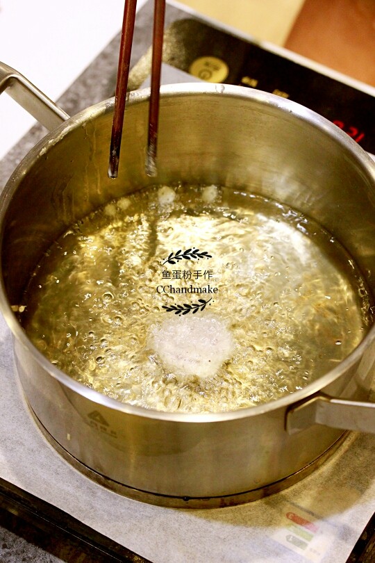 蔬菜鲜虾天妇罗,抓住大虾的尾巴沾上面衣,迅速放入油锅,炸约50秒后捞出。其他蔬菜用同样方法处理。