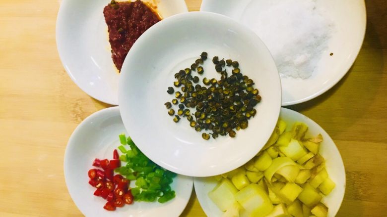 红焖羊肉,这是所有需要的佐料(葱姜蒜切丁 小米椒 小香葱切末)