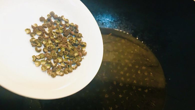 红焖羊肉,热锅加油 油温升至3层放入麻椒 (麻椒能有效地去除羊肉的膻气味)