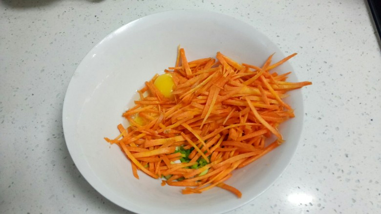 玉米面
胡萝卜鸡蛋小葱饼,将胡萝卜丝、小葱碎盛入玉米面粉的碗中,打入鸡蛋。