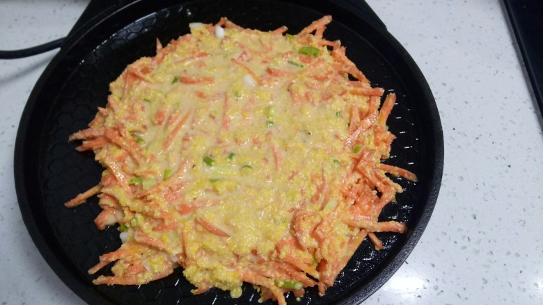 玉米面
胡萝卜鸡蛋小葱饼,电饼铛上下盖均匀抹上油,防止粘,但不要抹的太多,这样才能吃出小时候的感觉,也会更加健康。