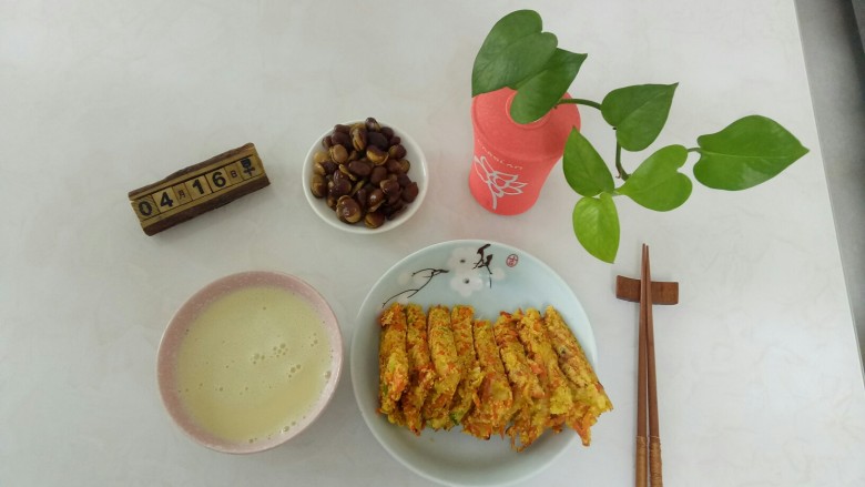 玉米面
胡萝卜鸡蛋小葱饼,啦啦啦~开吃了——外焦里嫩,不一会就被我全部消灭了。