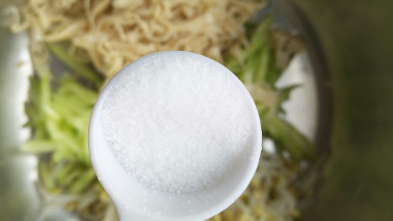 冰霜一夏――卷凉皮来一套,将食材放入一个较大的容器中,放盐。