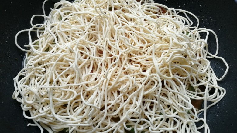 豆角焖面(简易版),把生面条均匀的撒上面