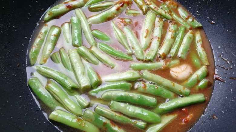 豆角焖面(简易版),加入适量开水