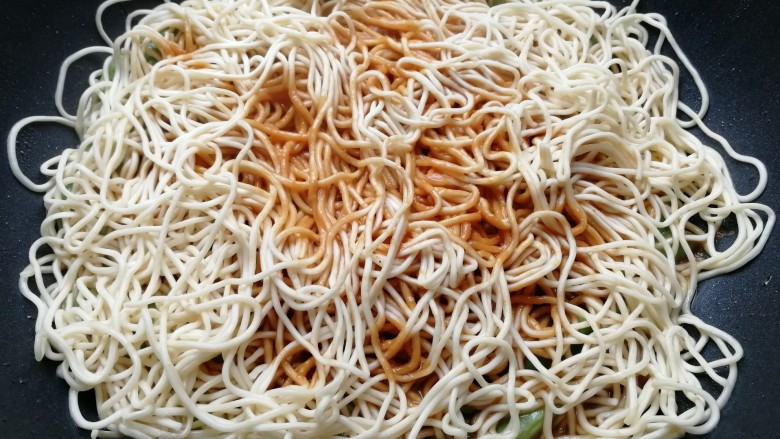 豆角焖面(简易版),盖上盖子焖十多分钟