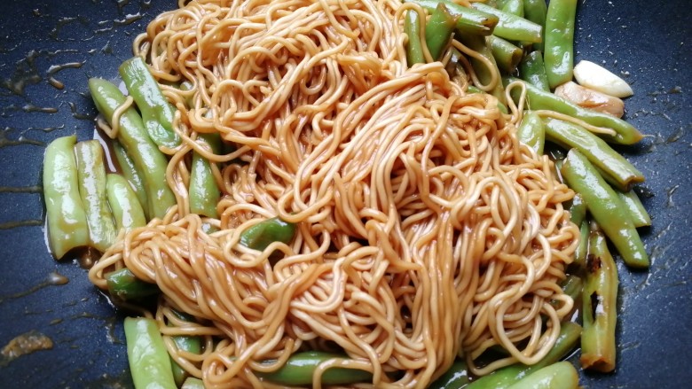 豆角焖面(简易版),豆角焖熟,趁热把面条翻拌一下,都要沾上汤汁