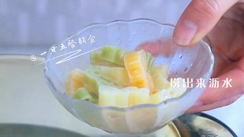 南瓜海鲜意面,意面煮熟,捞出来沥水。水沸后下意面,1岁以上可以在水中少加盐,可以使煮出来的面有弹性,开盖一直保持大火煮。