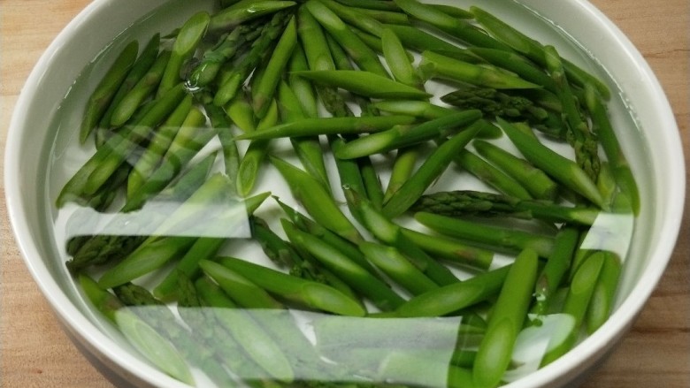 菌类料理+鲜掉眉毛的炒三鲜(芦笋杏鲍菇干贝),捞出放凉水中浸泡,炒前沥干。