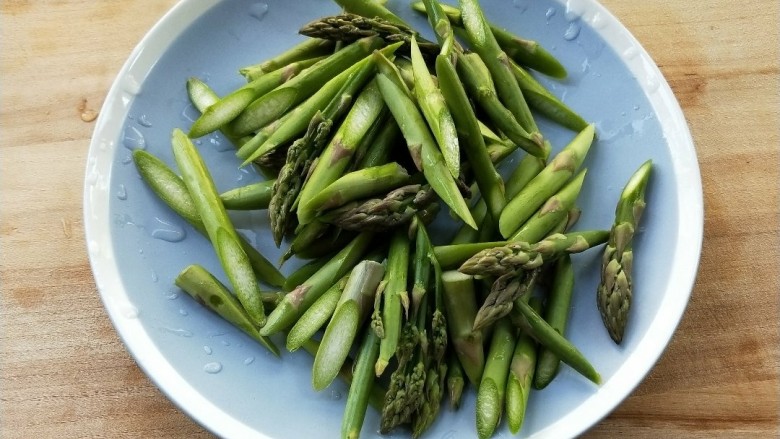 菌类料理+鲜掉眉毛的炒三鲜(芦笋杏鲍菇干贝),切滚刀。