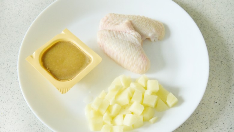 宝宝辅食-咖喱土豆鸡翅1Y+,鸡翅洗净,土豆切丁备好