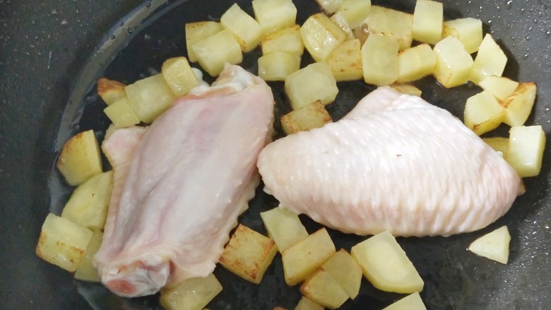 宝宝辅食-咖喱土豆鸡翅1Y+,加入鸡翅,同样煎至两面金黄色