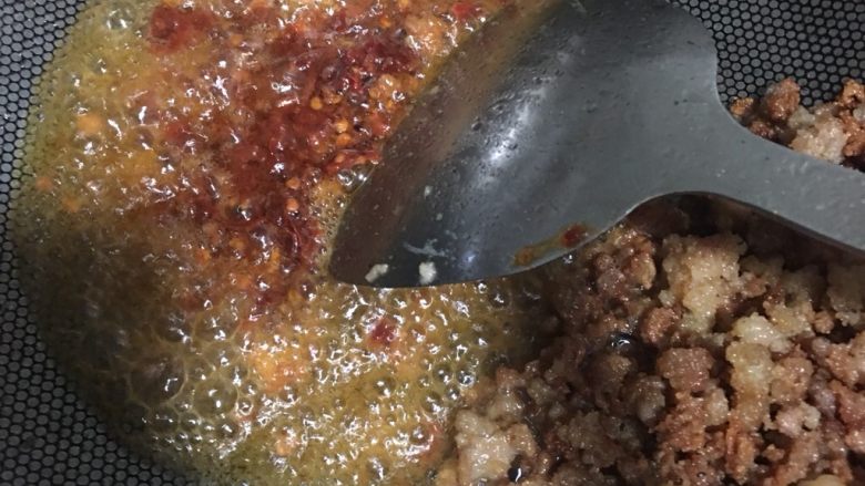 香辣肉酱,偷懒、所以肉没盛出来、扒拉到一边就直接炒配料了😁