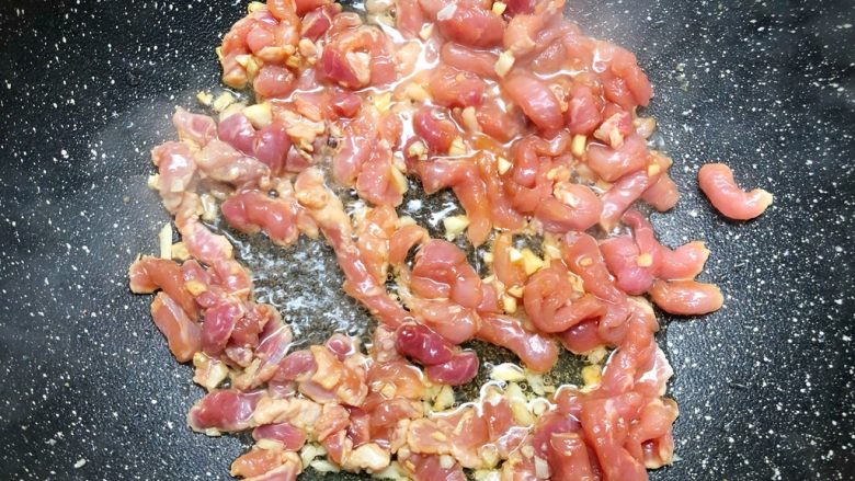 肉丝芦笋,放入腌制好的肉末,翻炒至熟