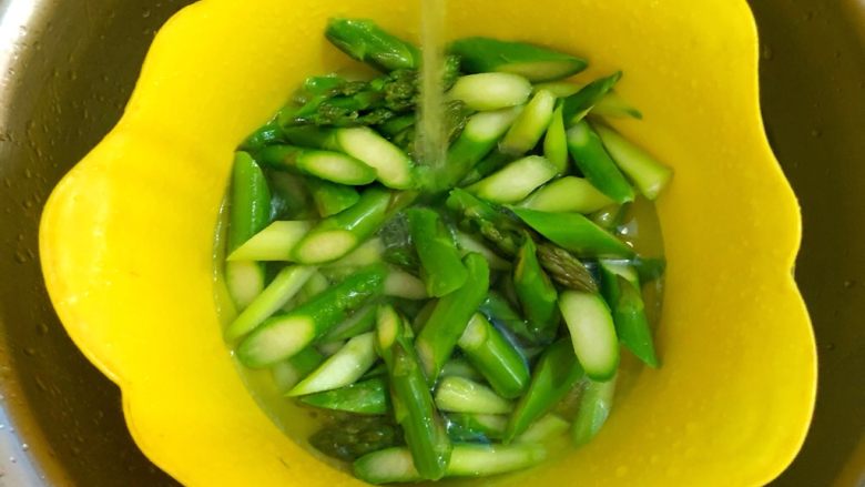 肉丝芦笋,焯好马上用冷水冲凉,沥水待用