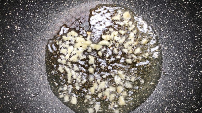 肉丝芦笋,热锅热油,放入剩下的蒜末爆香