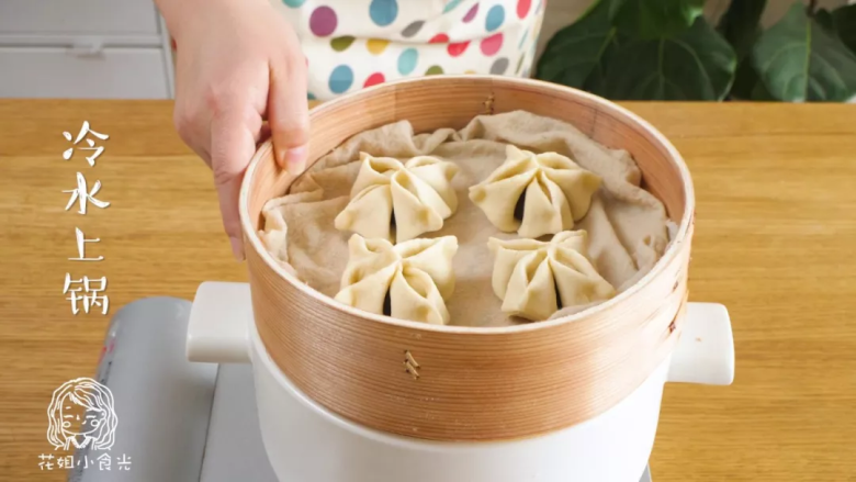 花式豆沙包12m+,将包好的花式豆沙包放进蒸屉,然后冷水上锅,盖上盖子,再次醒发十分钟~