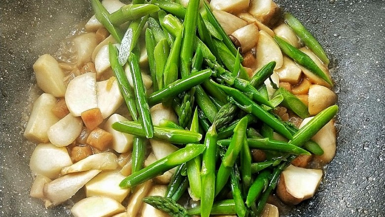 菌类料理+鲜掉眉毛的炒三鲜(芦笋杏鲍菇干贝),待杏鲍菇熟,倒入沥干的芦笋。