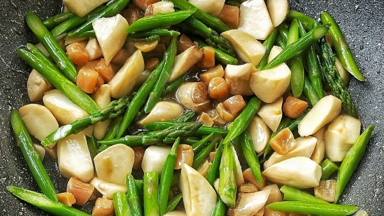 菌类料理+鲜掉眉毛的炒三鲜(芦笋杏鲍菇干贝),加适量鸡汁,<a style='color:red;display:inline-block;' href='/shicai/ 3729'>白糖</a>调味,迅速翻炒均匀,关火。