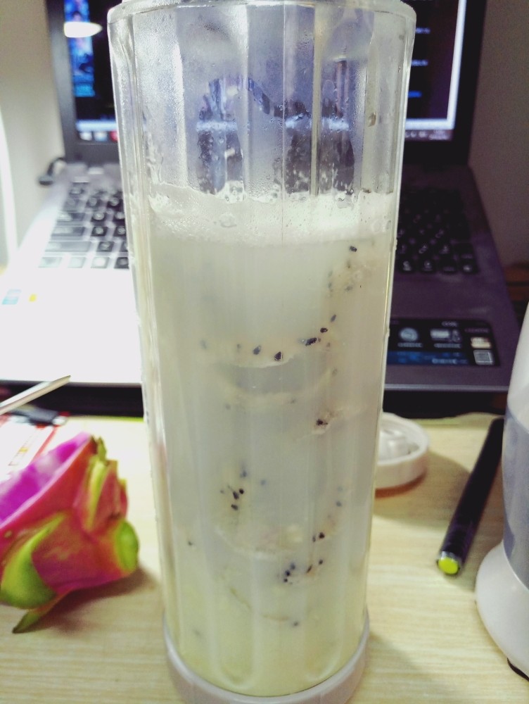 在违规边缘试探--宿舍版火龙果牛奶,再次加水没过火龙果,比火龙果再高点。