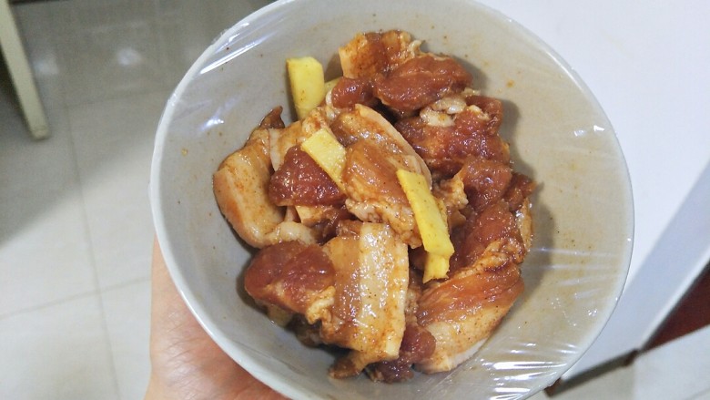 烤五花肉(空气炸锅版的),用保鲜膜包好。放冰箱冷藏腌制,我放了一晚上。更入味