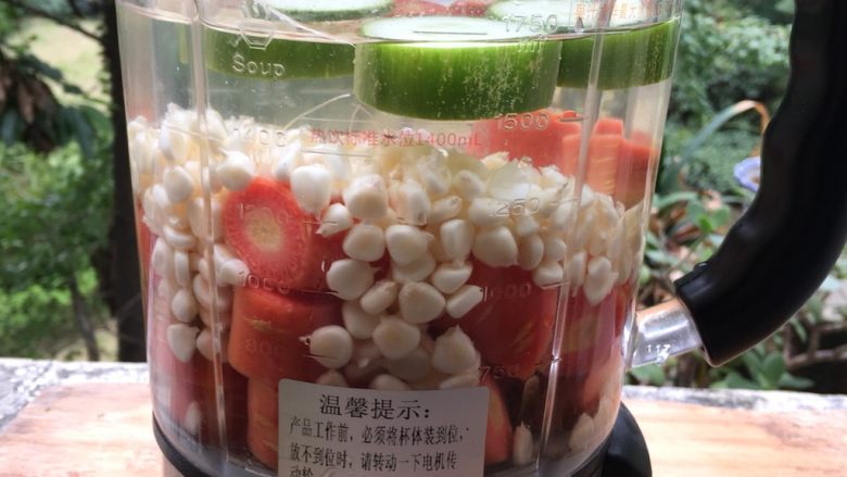 胡萝卜玉米蔬菜果汁,加入适量水,水以淹过食材一倍以上为标准,水多一点,打制出来的果汁稀一点,水少一点,果汁就浓稠。