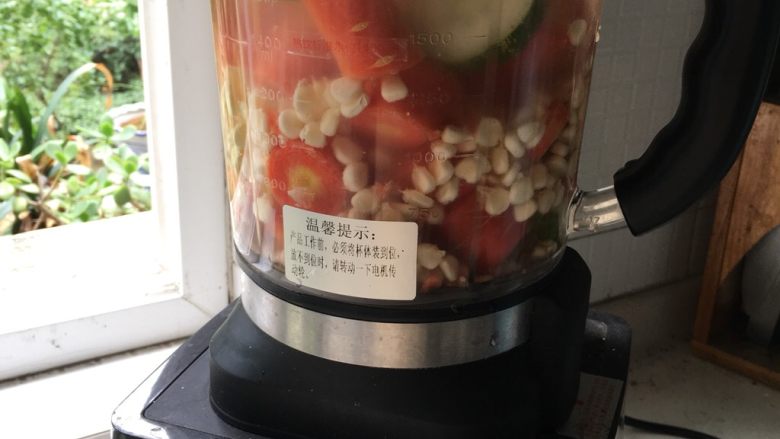 胡萝卜玉米蔬菜果汁,启动破壁机米糊功能键,30分钟左右即可。