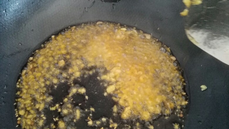 火锅,把姜和蒜炒出香味