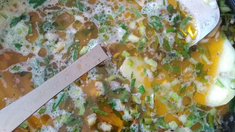 火锅,然后倒入两碗水，在放土豆进入煮