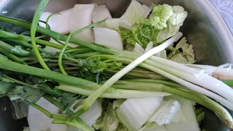 火锅,<a style='color:red;display:inline-block;' href='/shicai/ 114'>白菜</a>，小葱，香菜