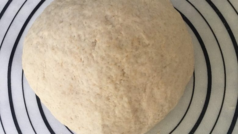 韭菜盒子,面团揉光滑后醒半小时,这期间可以制作馅料